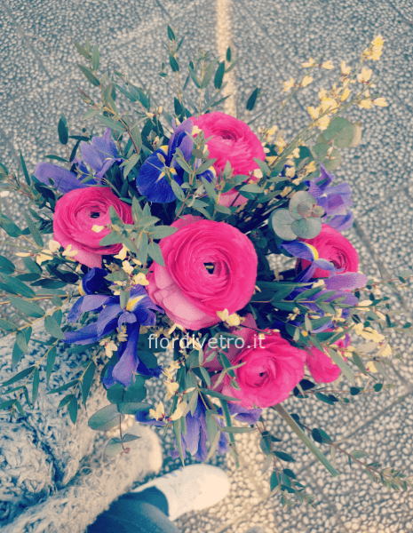 Bouquet assortito di fiori freschi colorati.