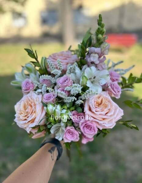 Bouquet di fiori freschi colori tenui.