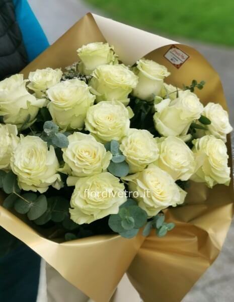 Bouquet di rose bianche confezionato.