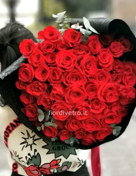 Bouquet di rose rosse confezionato (minimo 7 steli)