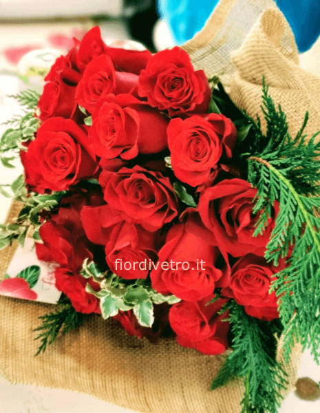 Bouquet di rose rosse confezionato (minimo 7 steli)