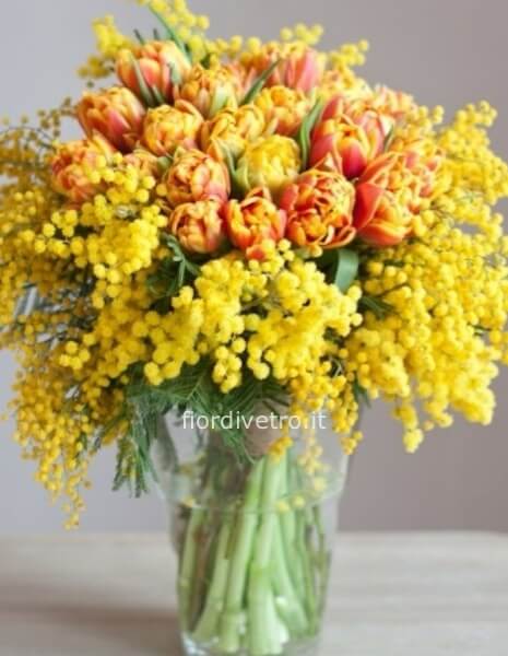 Bouquet di tulipani e mimosa