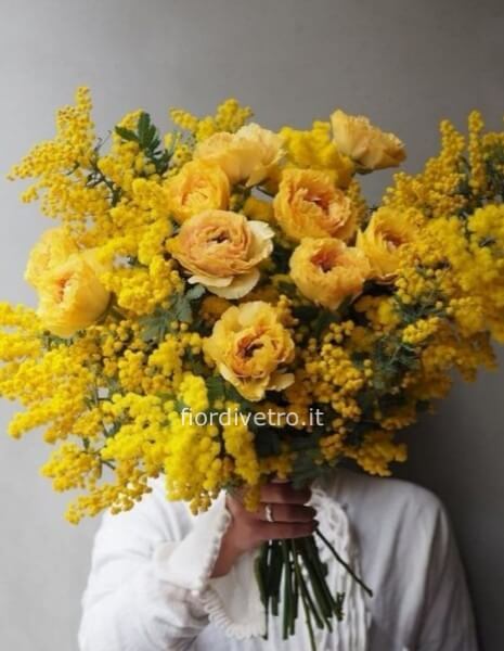 Bouquet di rose miste e mimosa