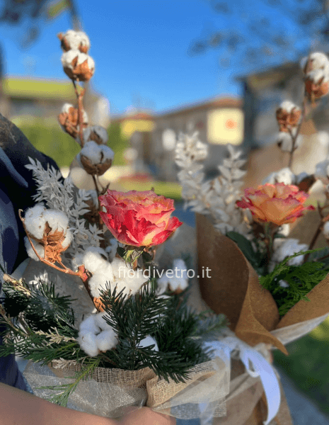 Mazzo natalizio con amarillys e bacche.