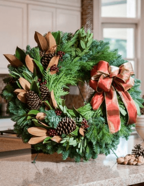Coroncina natalizia con abete, bacche e decori.
