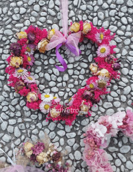 Ghirlanda di fiori secchi a forma di cuore