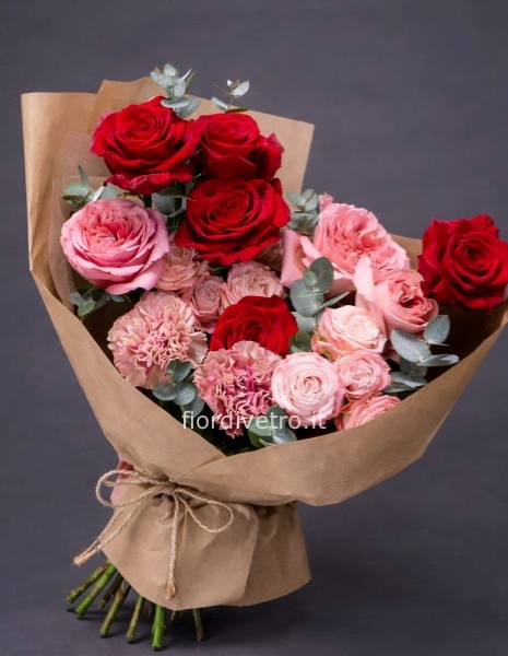Mazzo romantico con  Rose miste