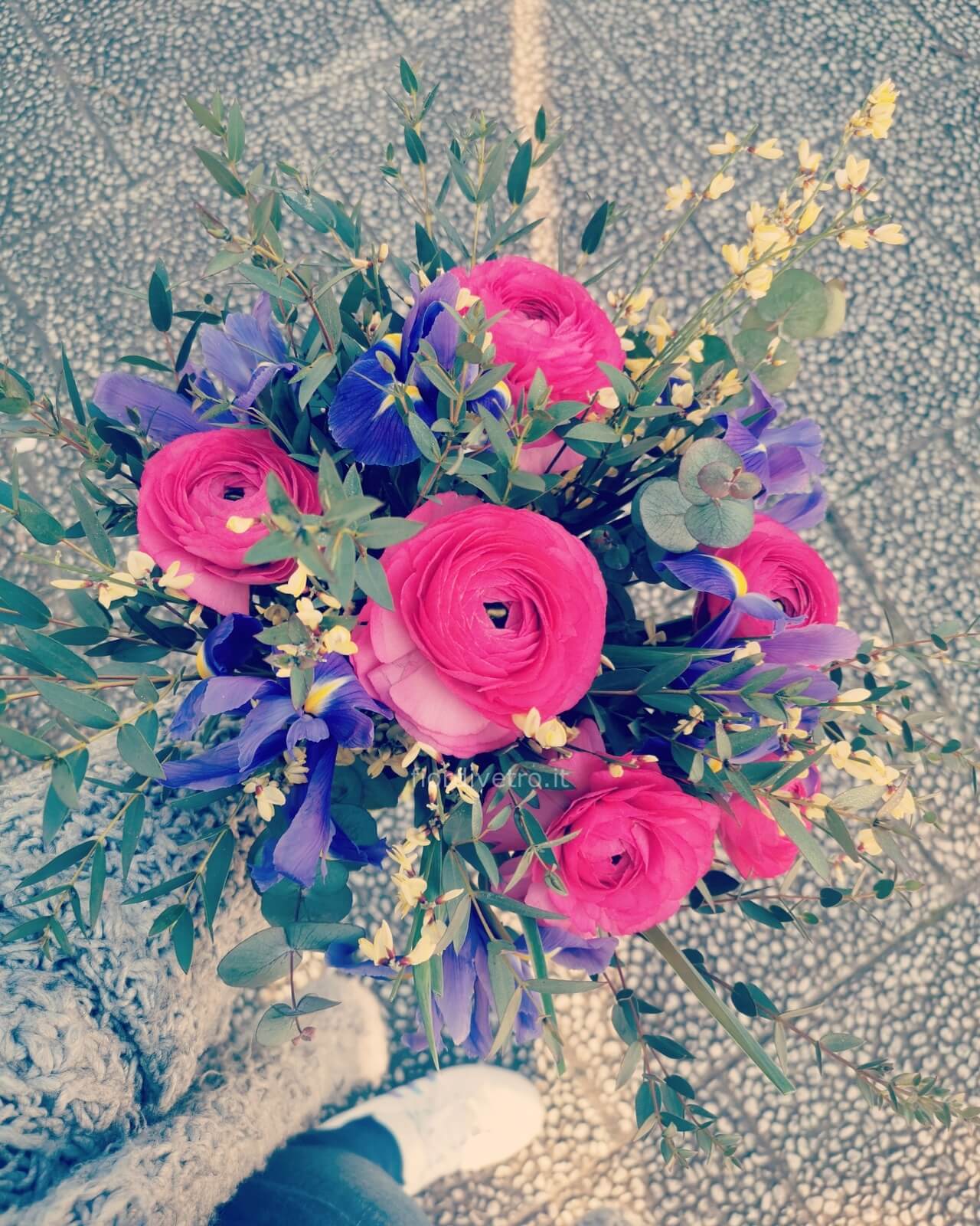 Bouquet assortito di fiori freschi colorati. » Acquista online fiori e  piante per invio e consegna a domicilio a Campi Bisenzio, Firenze.